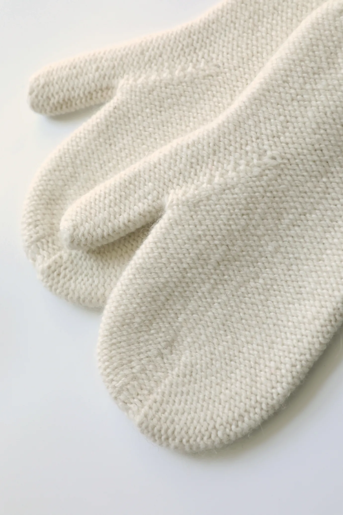 Nothing written Accessories-Alpaca knit mittens (Ivory)