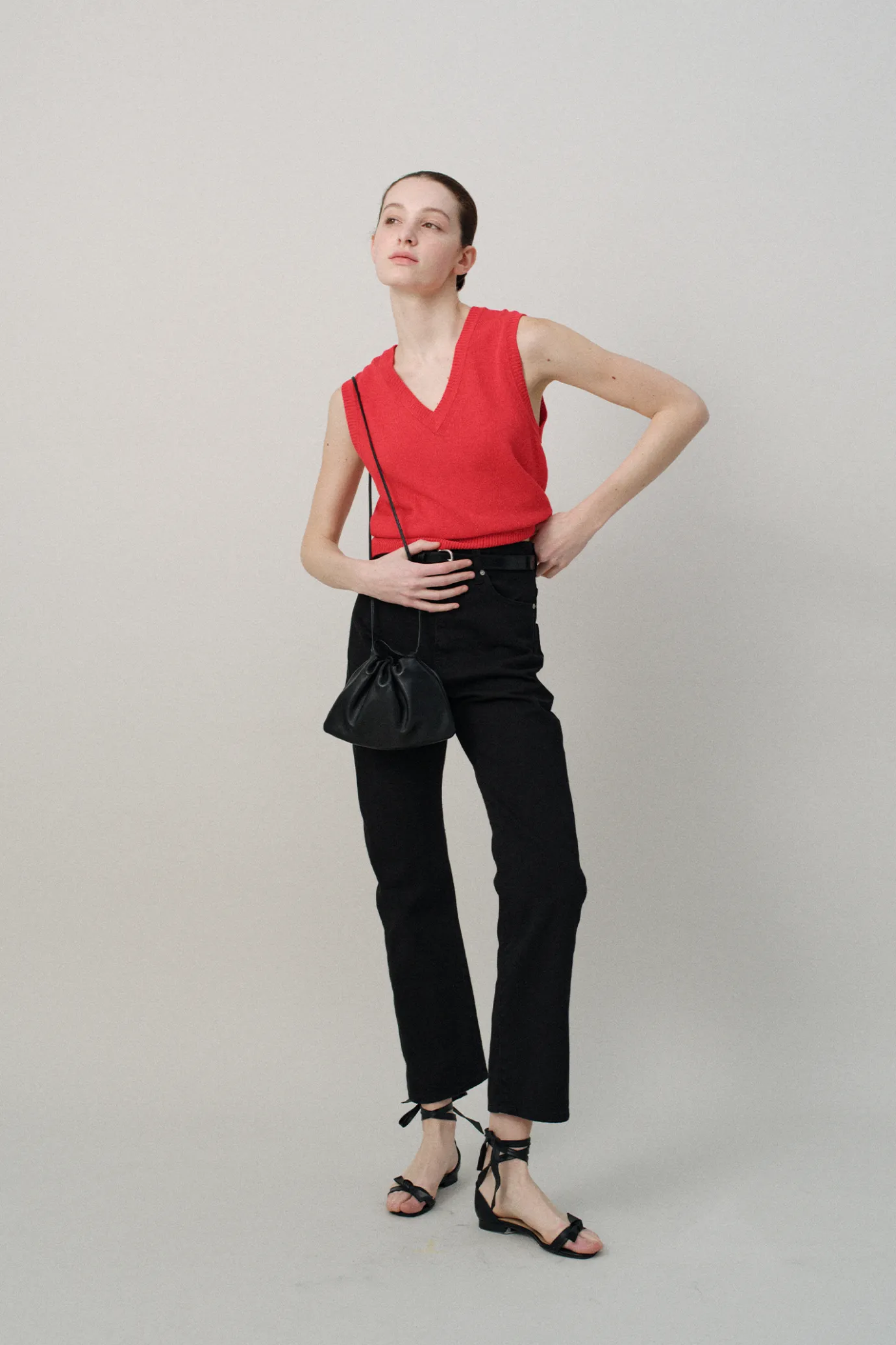 basic_vneck_slipover_red_1.webp Nothing written Knitwear-Basic v-neck slipover (Red)