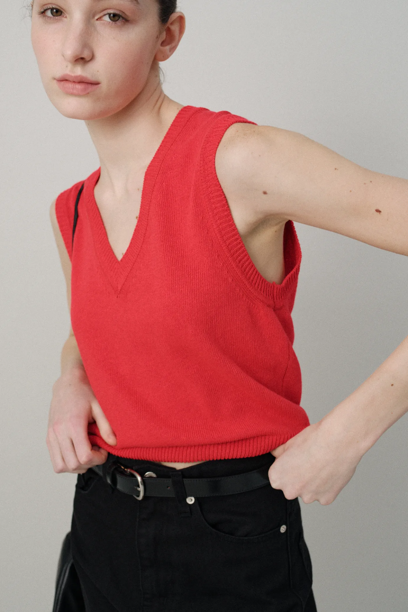 basic_vneck_slipover_red_3.webp Nothing written Knitwear-Basic v-neck slipover (Red)