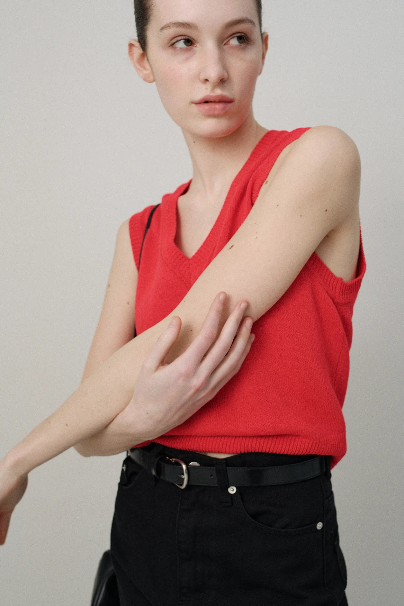 basic_vneck_slipover_red_4.webp Nothing written Knitwear-Basic v-neck slipover (Red)