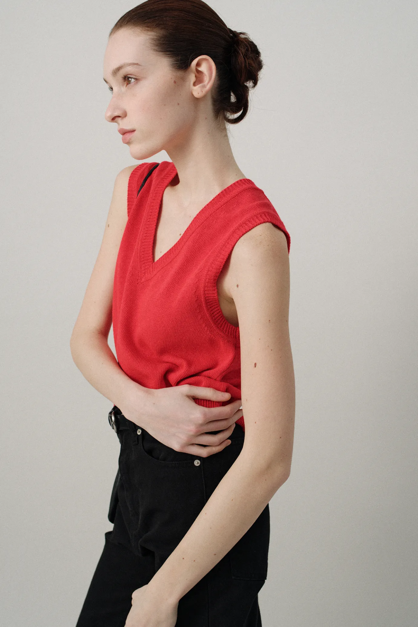 basic_vneck_slipover_red_5.webp Nothing written Knitwear-Basic v-neck slipover (Red)