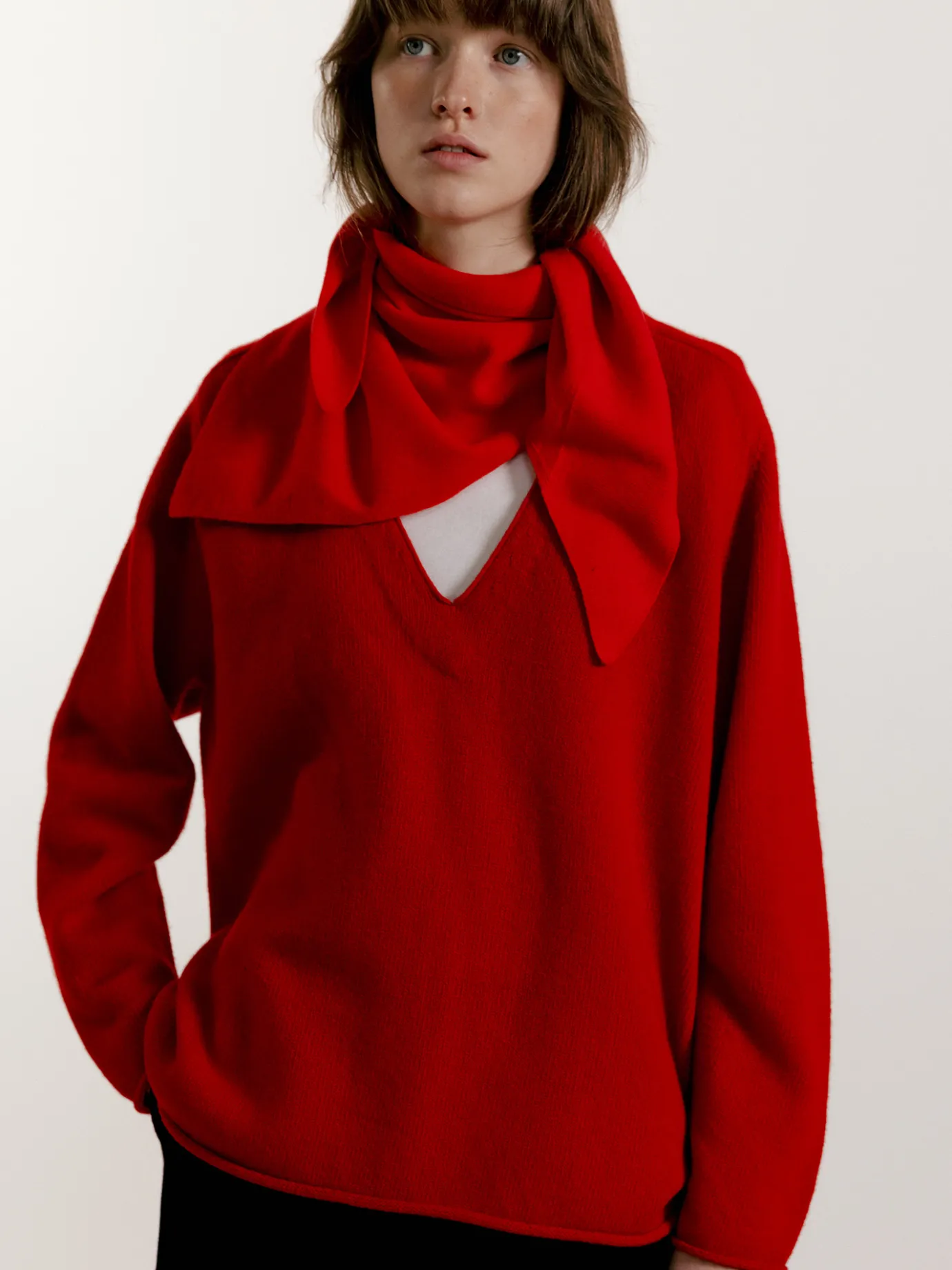 cerin_deep_vneck_pullover_6.webp Nothing written Knitwear-Cerin deep v-neck pullover (Red)