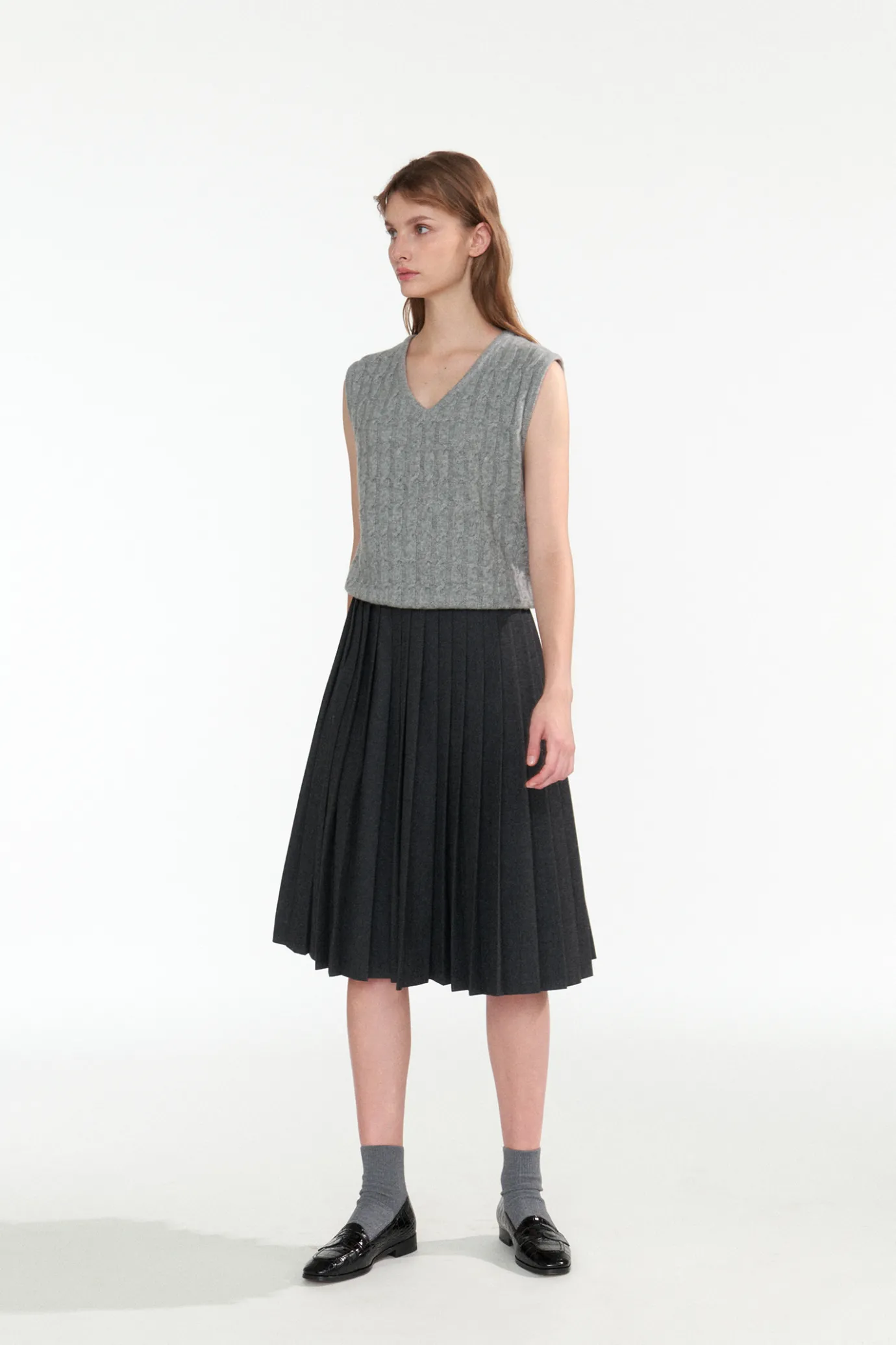 classic_cable_vest_gray_3.webp Nothing written Knitwear-Classic cable vest (Gray)