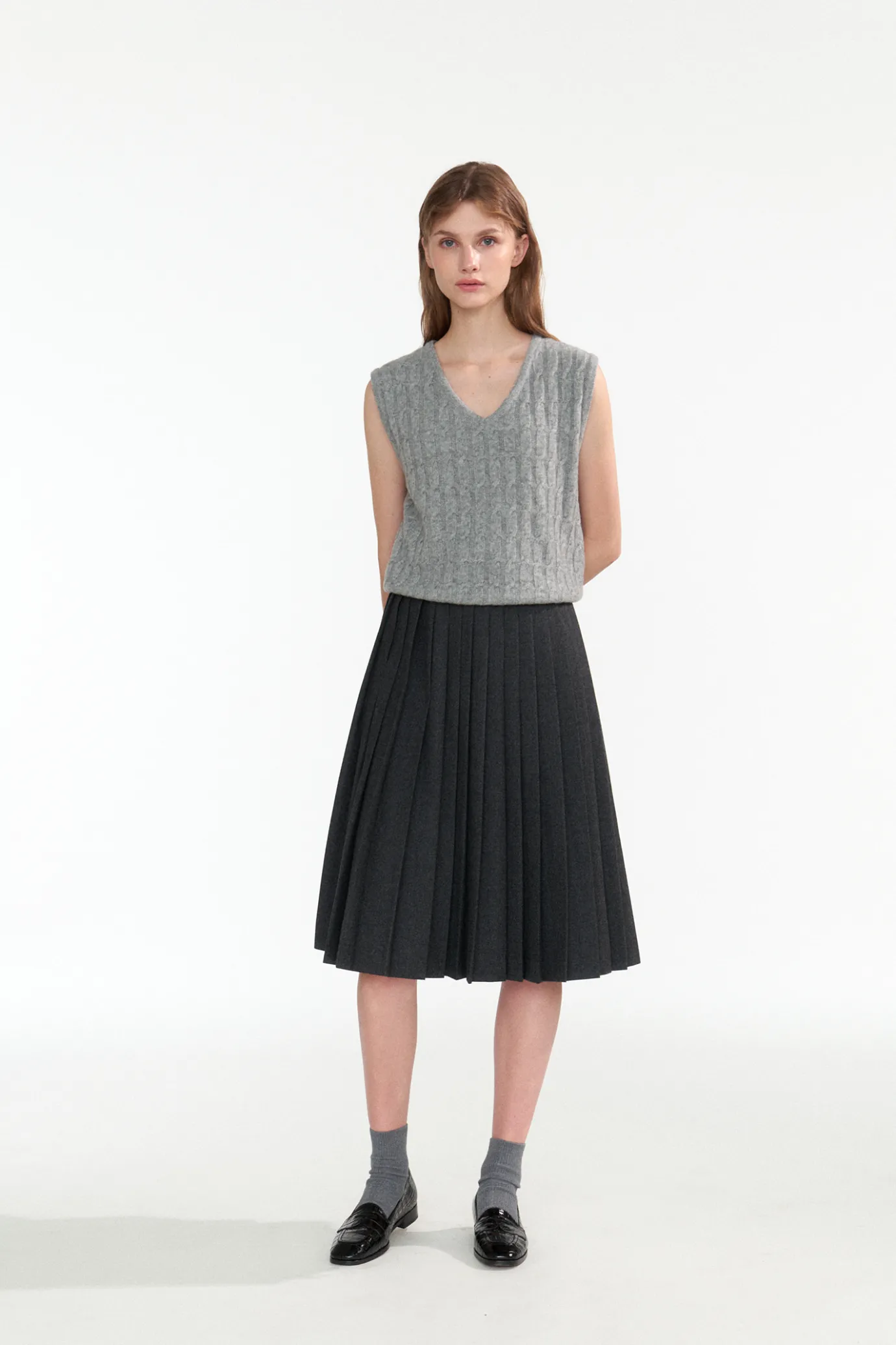 classic_cable_vest_gray_4.webp Nothing written Knitwear-Classic cable vest (Gray)