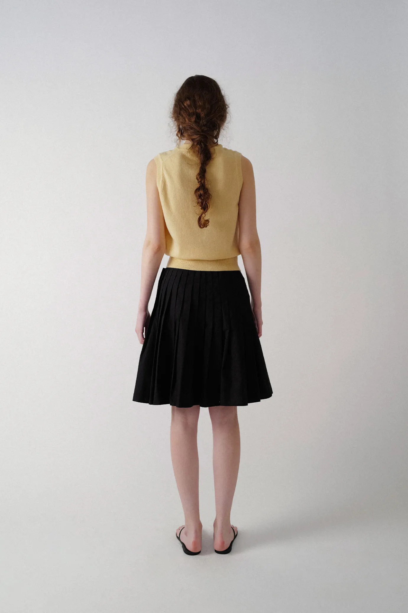 emitt_uneck_wool_slipover_2.webp Nothing written Knitwear-Emitt u-neck wool slipover (Yellow)