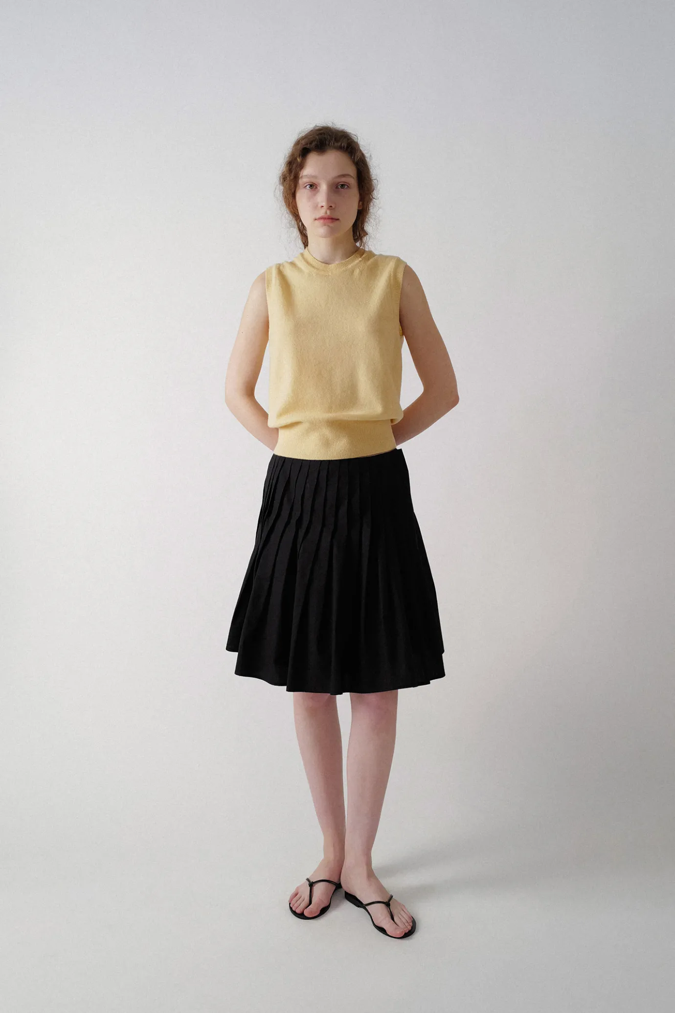 emitt_uneck_wool_slipover_3.webp Nothing written Knitwear-Emitt u-neck wool slipover (Yellow)