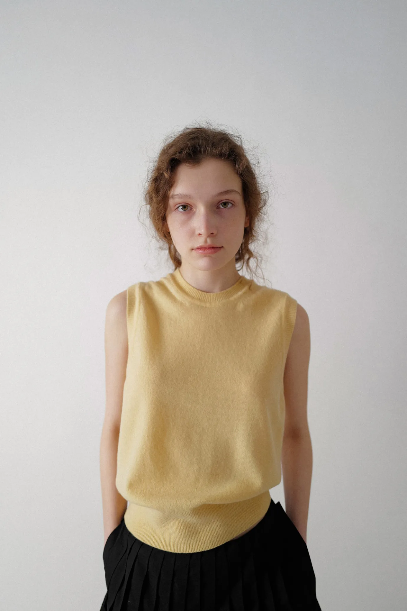 emitt_uneck_wool_slipover_4.webp Nothing written Knitwear-Emitt u-neck wool slipover (Yellow)