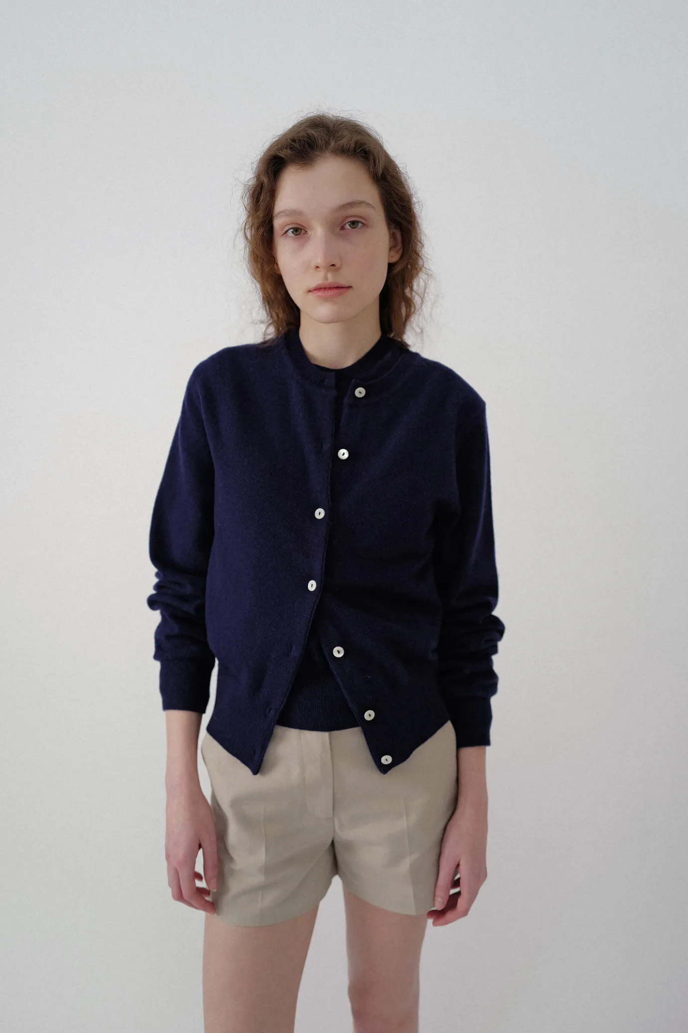 emitt_wool_round_cardigan_5.webp Nothing written Outwears | Knitwear-Emitt wool round cardigan (Navy)