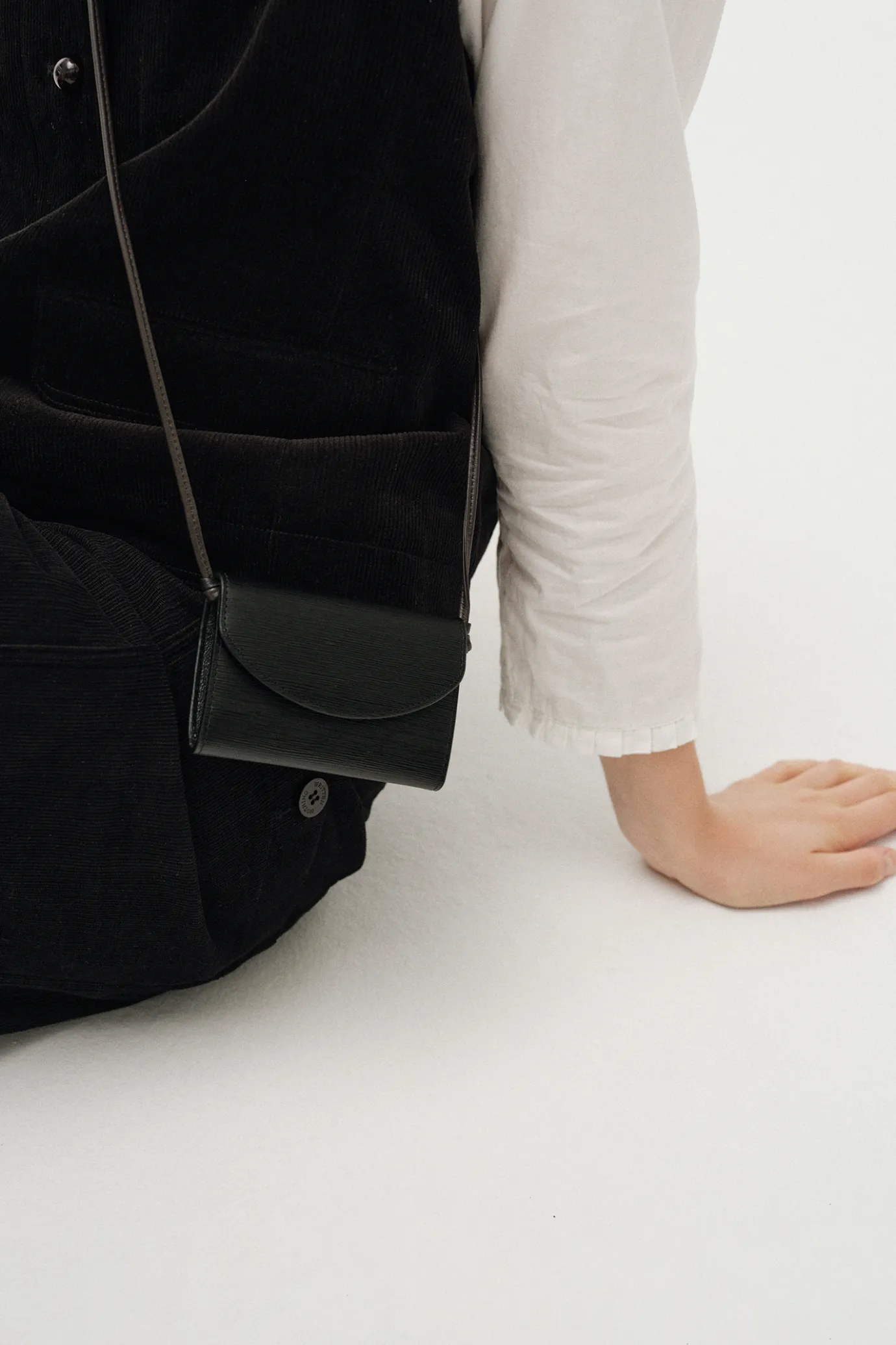 leather_card_holder_olive_4.webp Nothing written Accessories-Leather card holder (Olive)