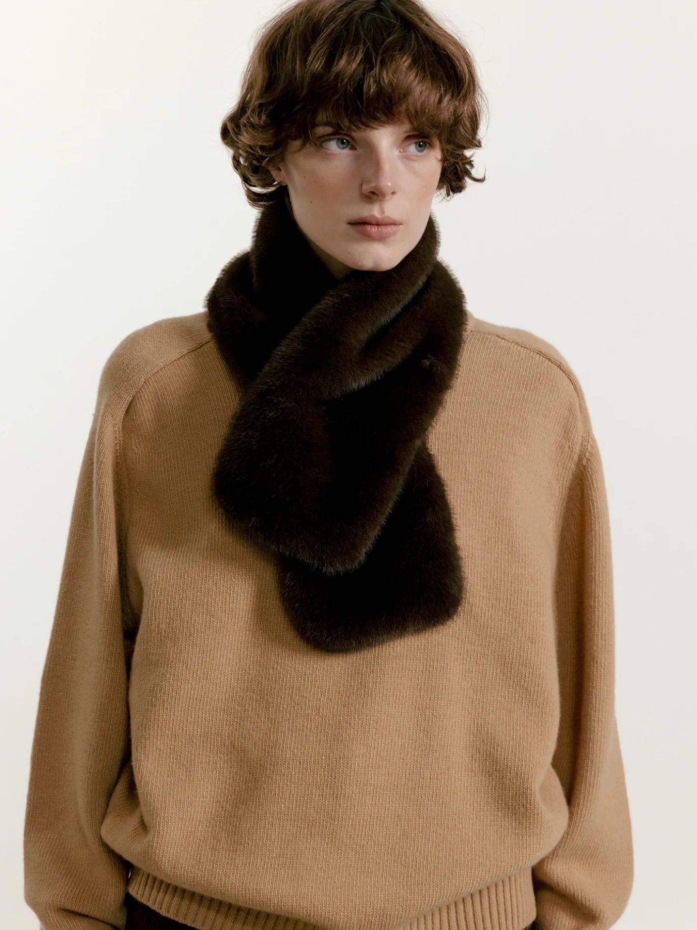 moi_fur_scarf_black_5.webp Nothing written Accessories-Moi fur scarf (Black)