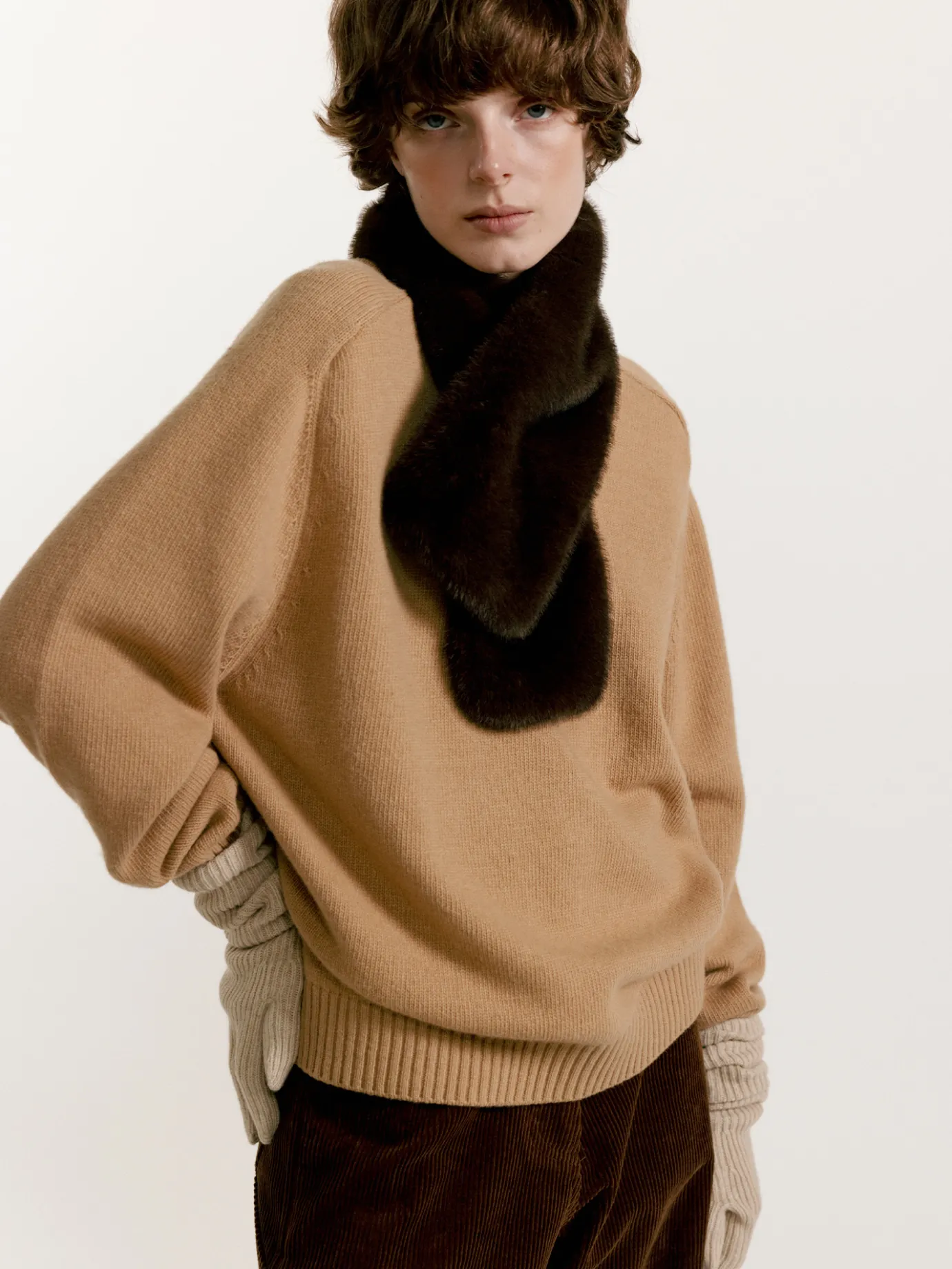 moi_fur_scarf_black_6.webp Nothing written Accessories-Moi fur scarf (Black)