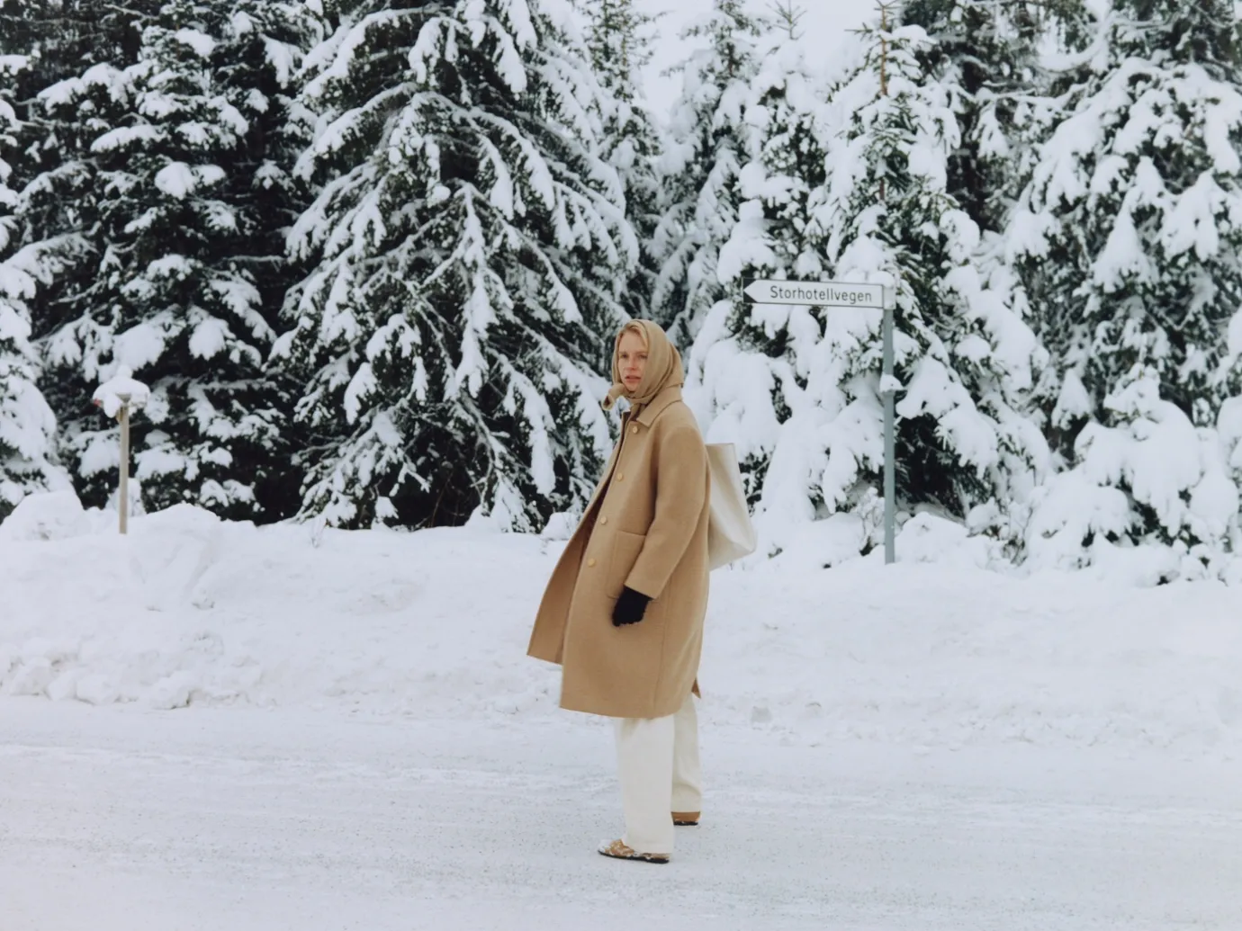 nd__triangle_cashmere_muf_4.webp Nothing written Accessories-2ND / Triangle cashmere muffler (Camel)