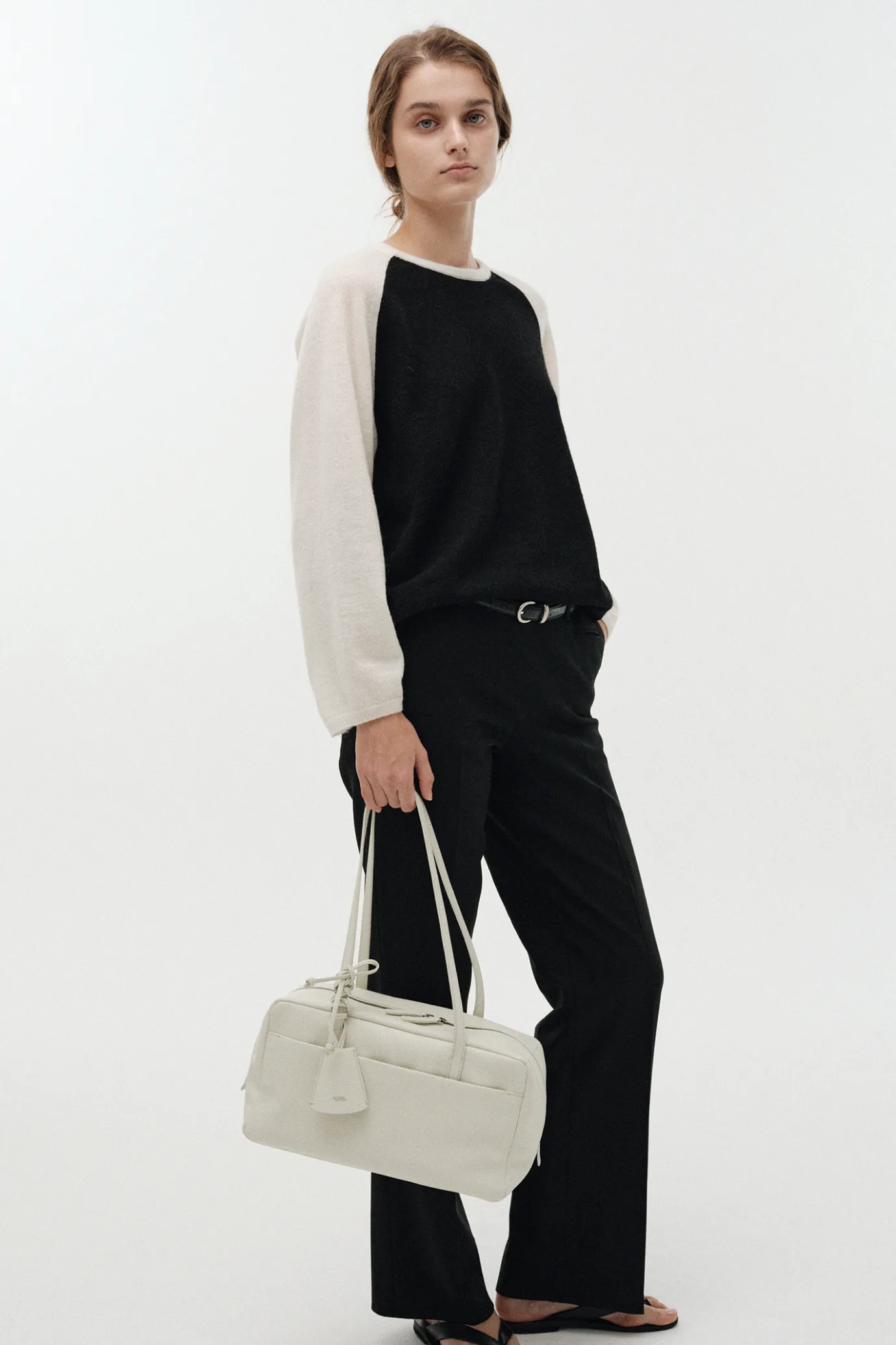 palie_raglan_pullover_bla_5.webp Nothing written Knitwear-Palie raglan pullover (Black / Ivory)