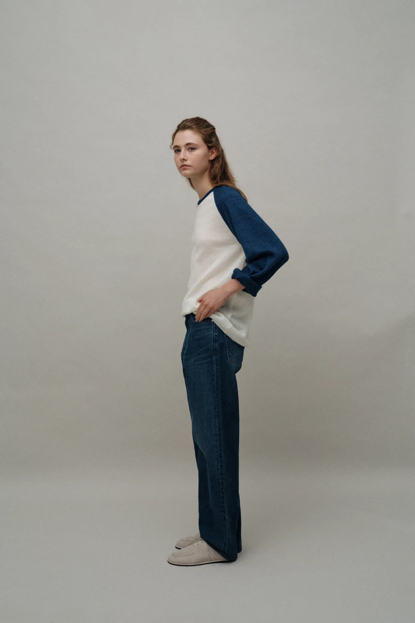 palie_raglan_pullover_ivo_3.webp Nothing written Knitwear-Palie raglan pullover (Ivory / Blue)