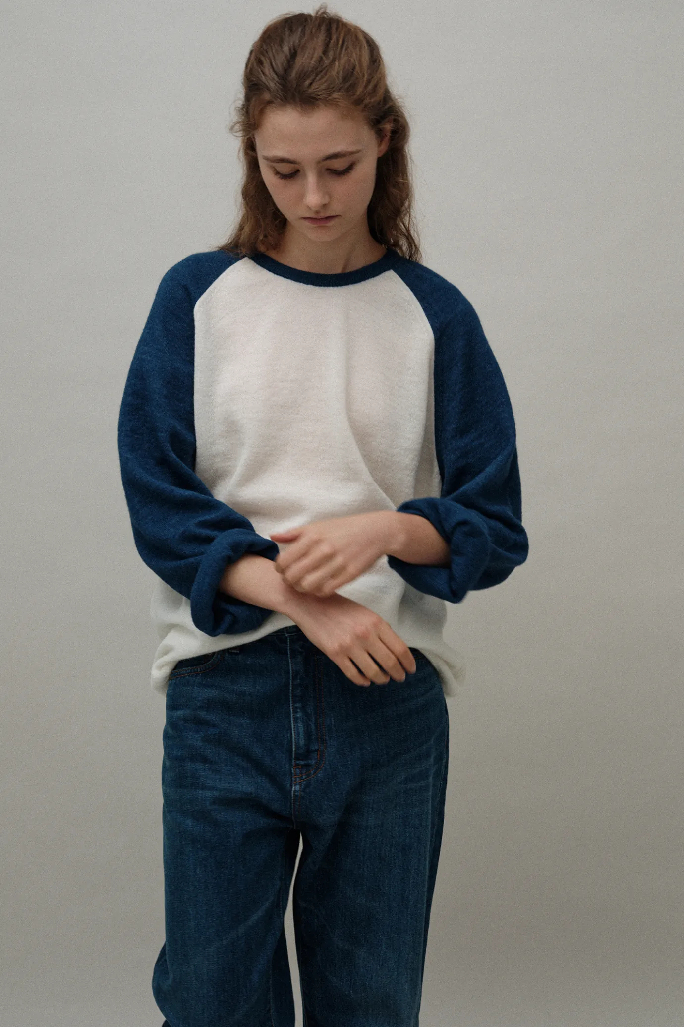 palie_raglan_pullover_ivo_6.webp Nothing written Knitwear-Palie raglan pullover (Ivory / Blue)