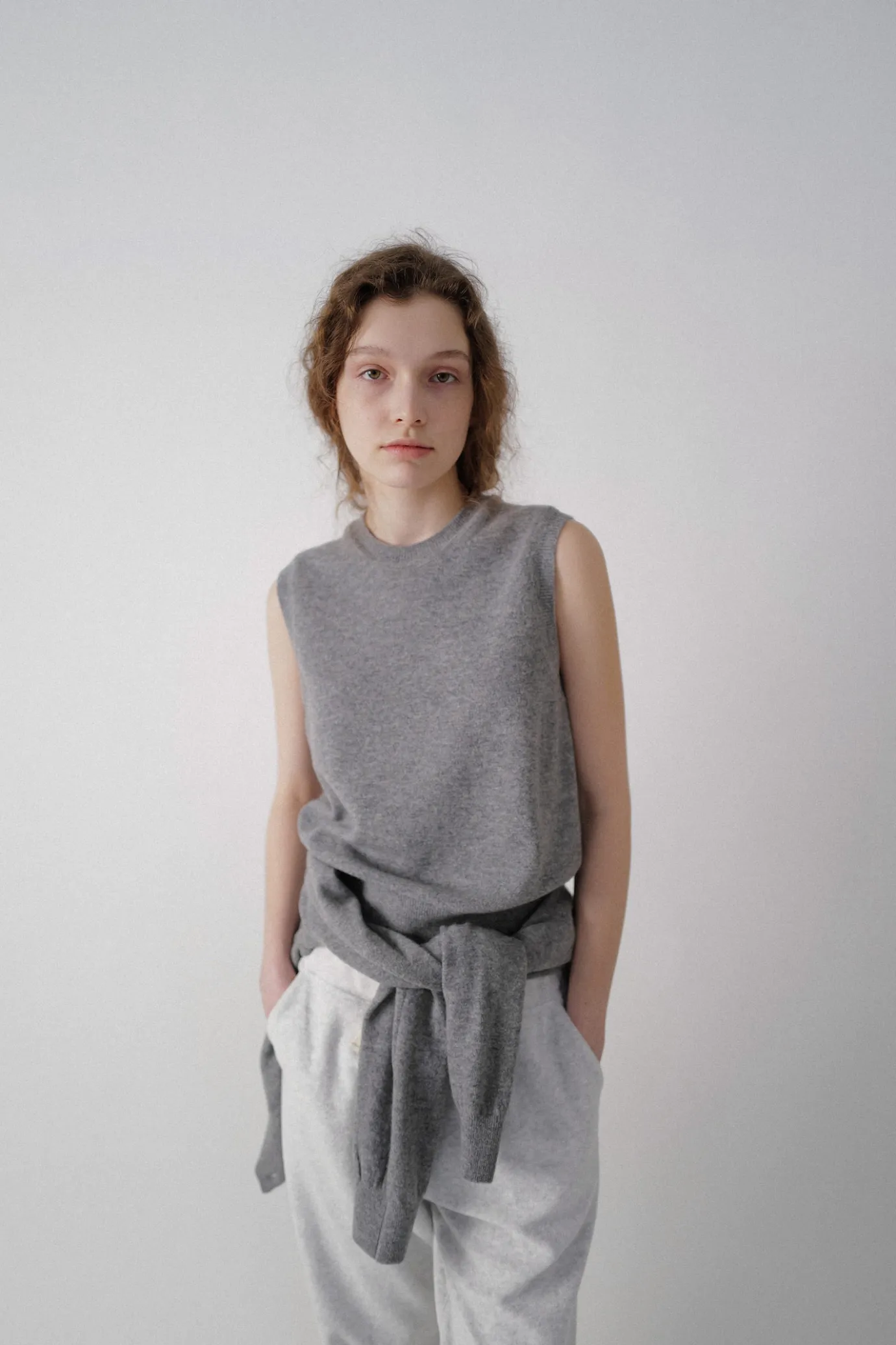 rd__emitt_uneck_wool_slip_4.webp Nothing written Knitwear-3RD / Emitt u-neck wool slipover (Gray)