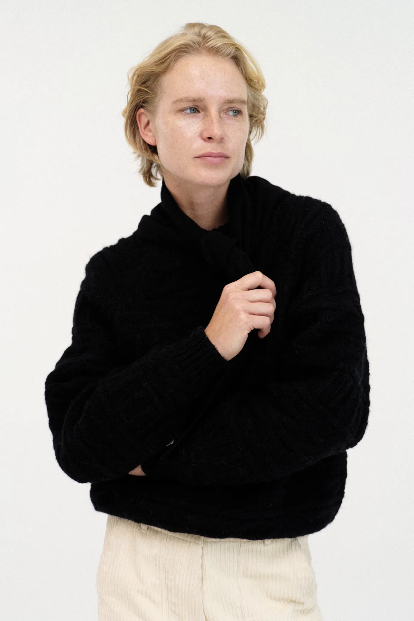 rd__triangle_cashmere_muf_2-1.webp Nothing written Accessories-3RD / Triangle cashmere muffler (Black)