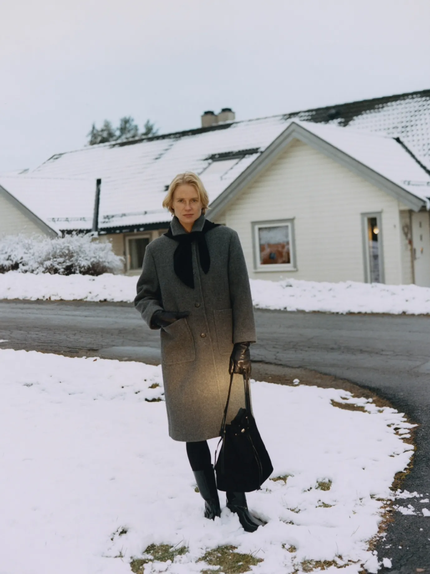 rd__triangle_cashmere_muf_3-1.webp Nothing written Accessories-3RD / Triangle cashmere muffler (Black)