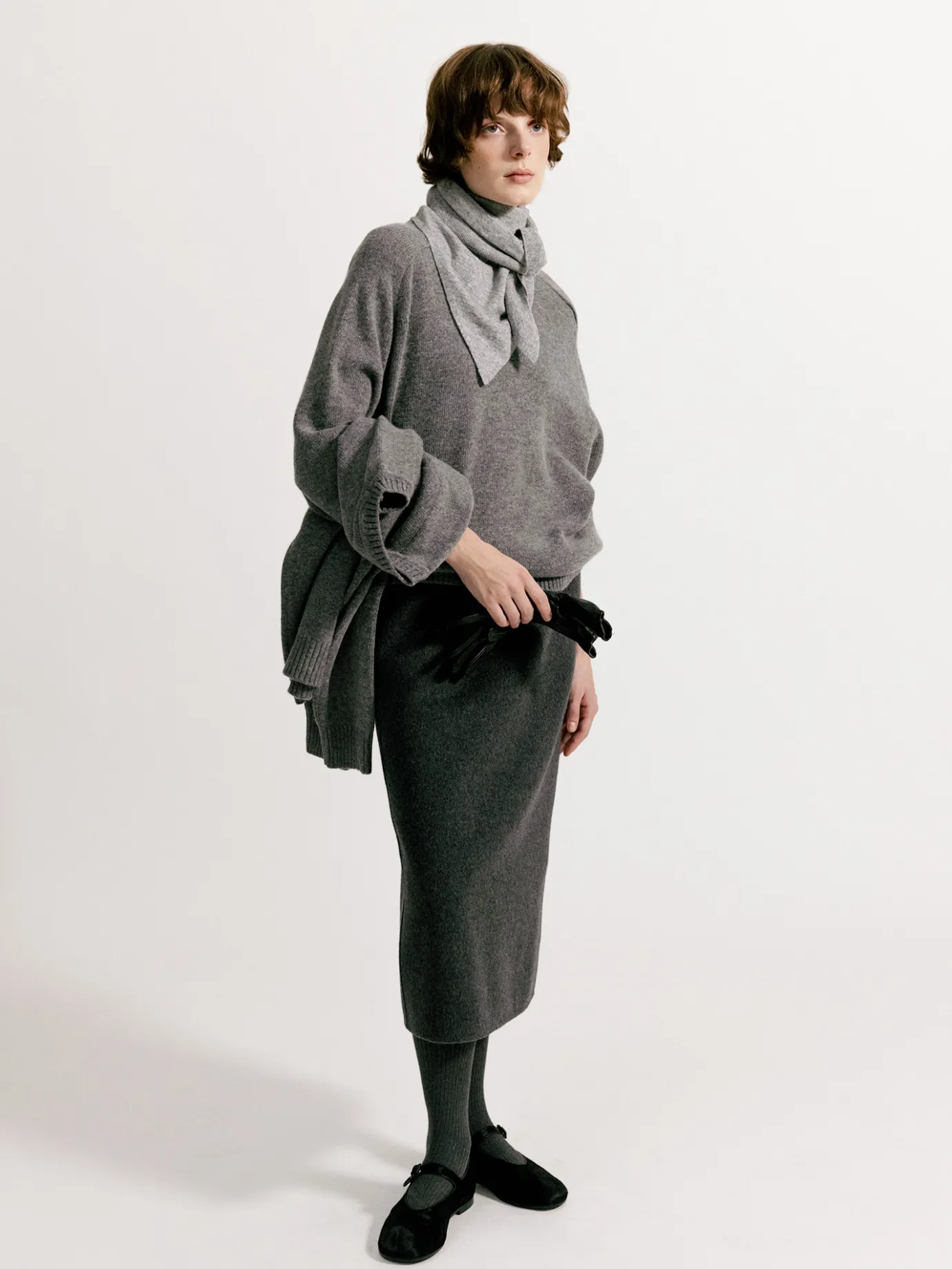 rd__triangle_cashmere_muf_3.webp Nothing written Accessories-3RD / Triangle cashmere muffler (Gray)