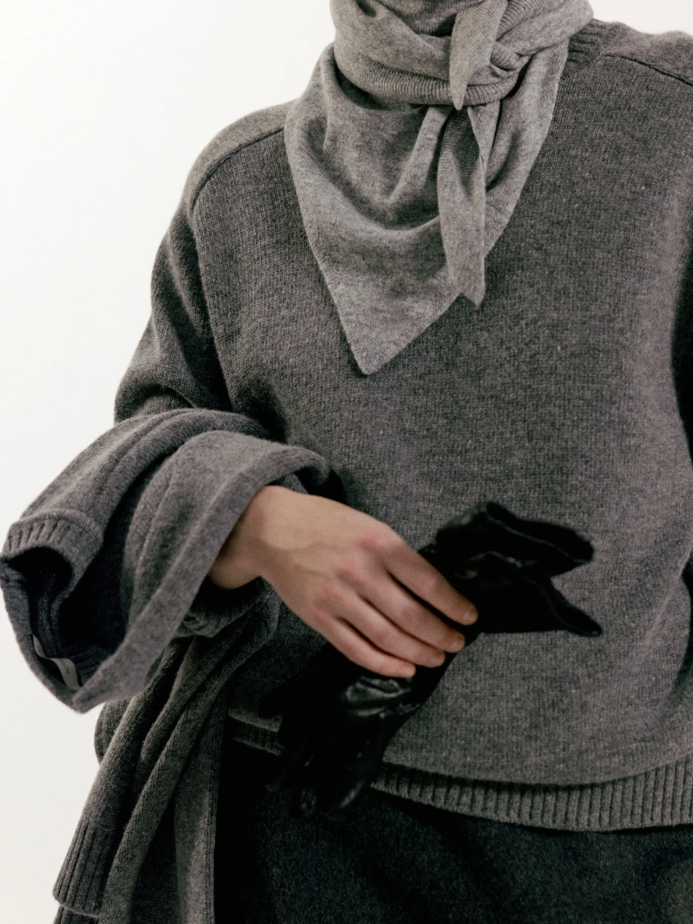 rd__triangle_cashmere_muf_5.webp Nothing written Accessories-3RD / Triangle cashmere muffler (Gray)