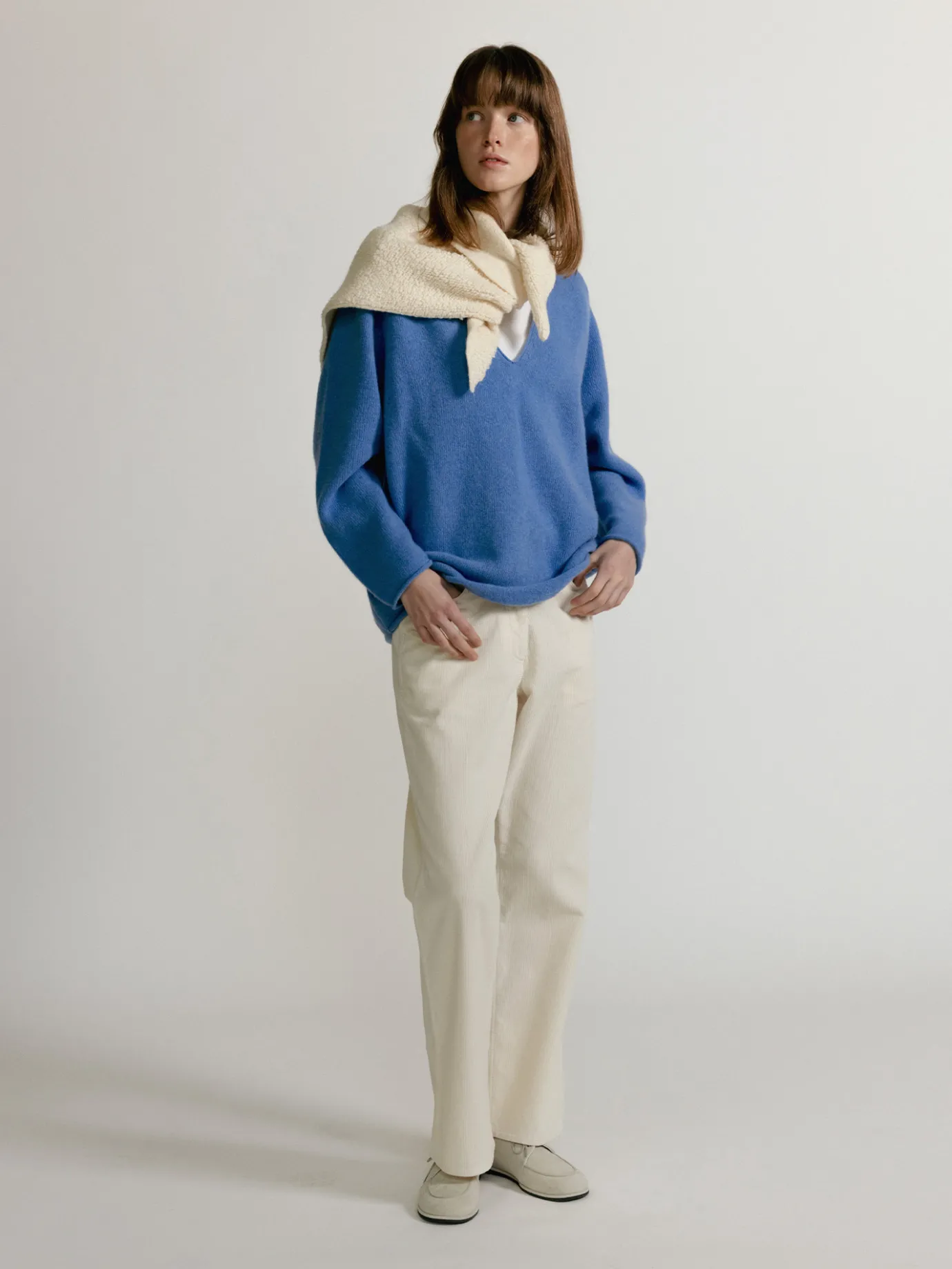 triangle_wool_muffler_ivo_5.webp Nothing written Accessories-Triangle wool muffler (Ivory boucle)