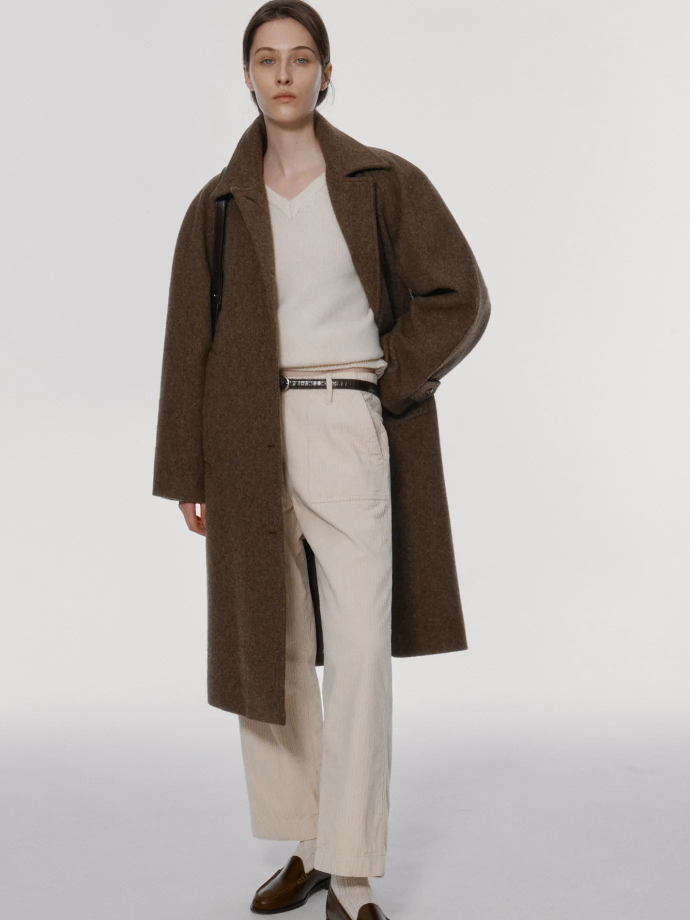 wool_balmacaan_coat_taupe_6.webp Nothing written Outwears | Exclusive-Wool balmacaan coat (Taupe)